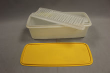 Load image into Gallery viewer, Vintage Tupperware 3 Pc Celery Keeper with Lid - Used