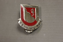 Load image into Gallery viewer, US Army 14th Engineer Battalion Unit Crest GONG MU Ro Lapel Pin - Used