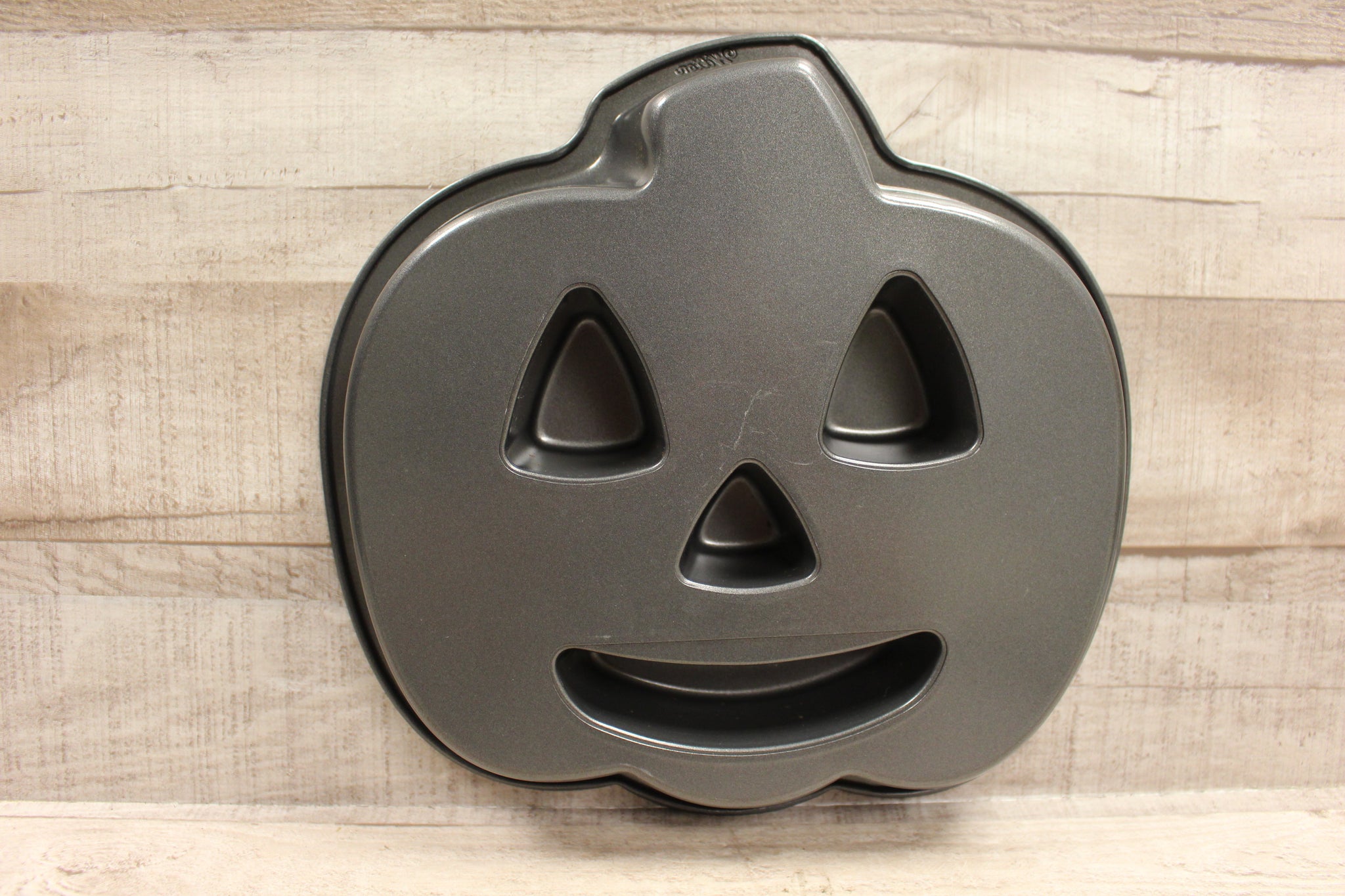 Wilton 8 cell Pumpkin Cake Pan - makes FOUR small 3D Pumpkins! Silicone  Moulds