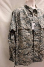 Load image into Gallery viewer, USAF Men&#39;s Utility Coat, Digital Tiger, Size: 44S, NSN: 8415-01-536-4586, New!